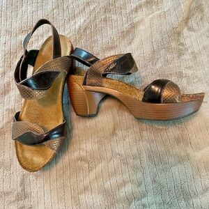Women's Naot Brown leather and metallic platform Sandals size 39